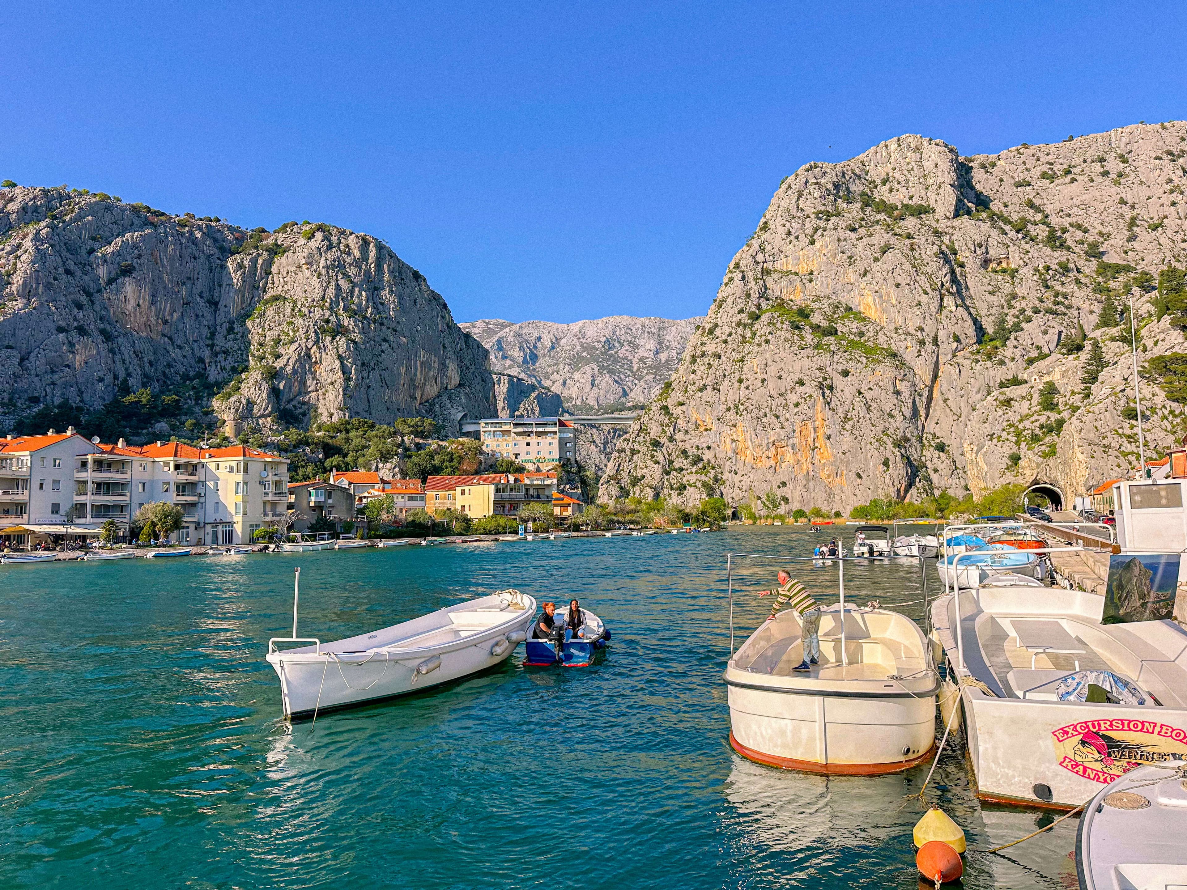 Makarska: Wycieczka do Omiša z polską obsługą - rejs Cetiną oraz chorwacka uczta