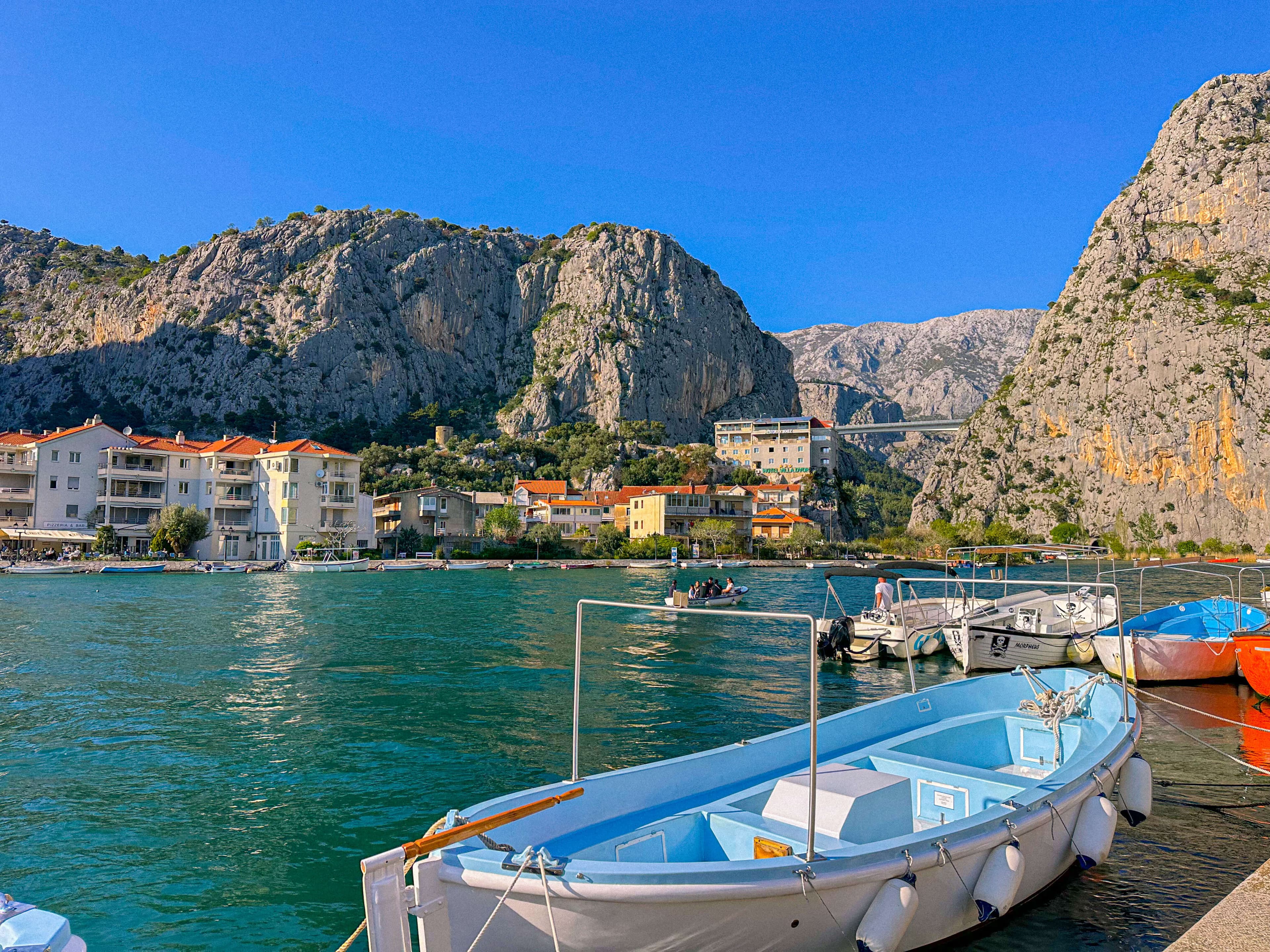 Makarska: Wycieczka do Omiša z polską obsługą - rejs Cetiną oraz chorwacka uczta