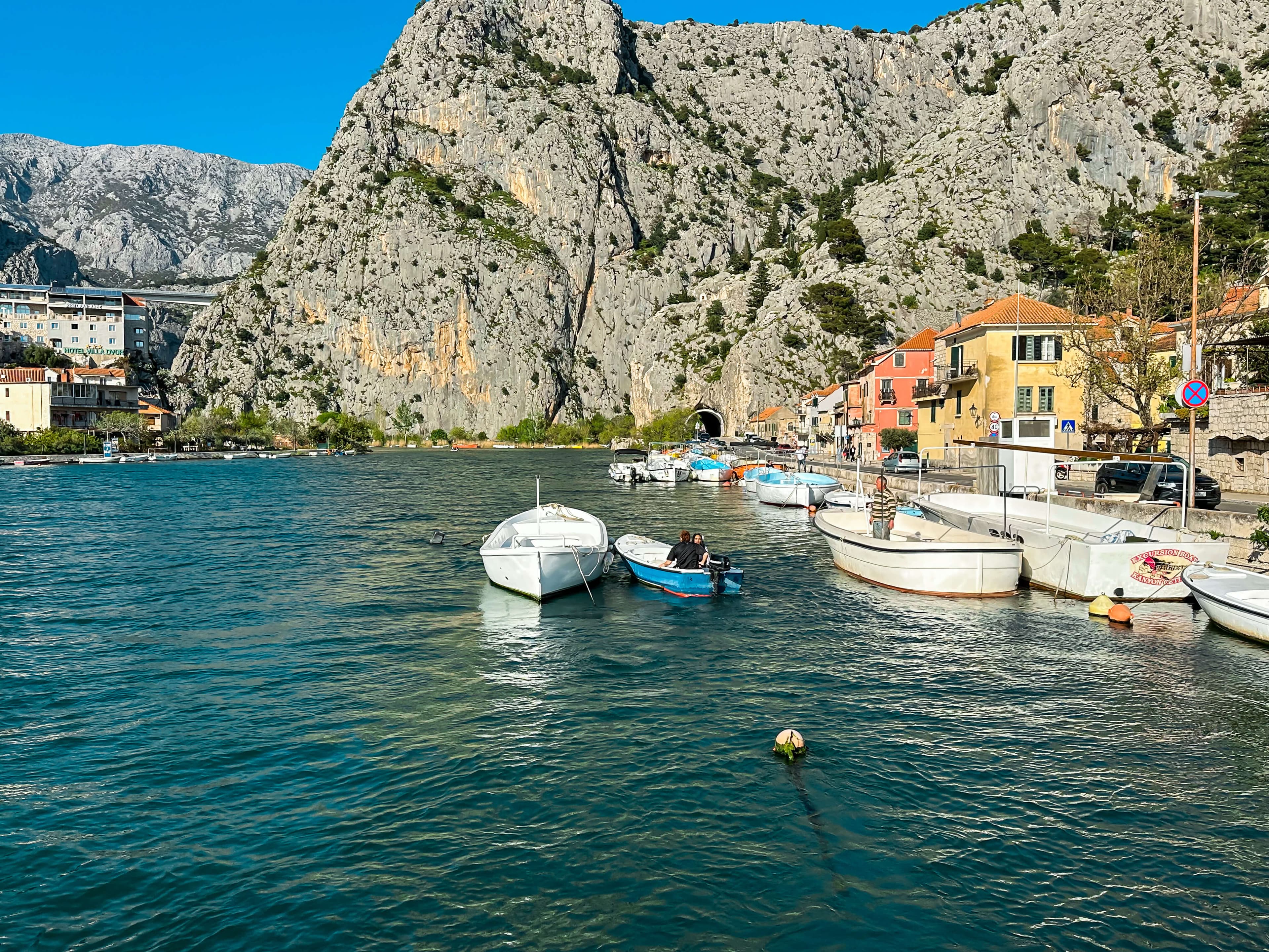 Makarska: Wycieczka do Omiša z polską obsługą - rejs Cetiną oraz chorwacka uczta