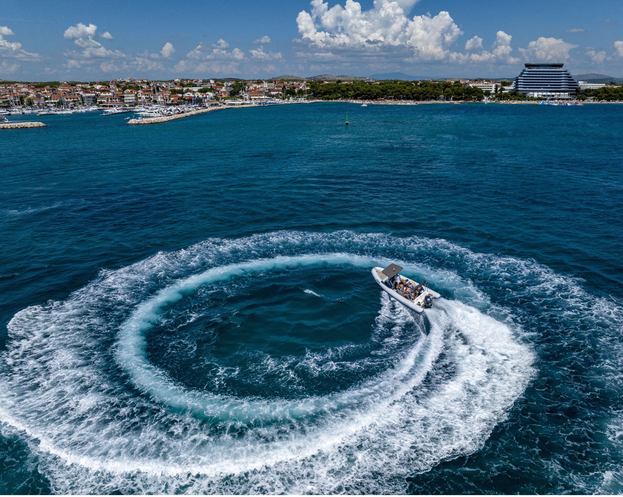 Vodice: Prywatny rejs łodzią motorową po wyspach Riwiery Szybenikiej - opcja całodniowa