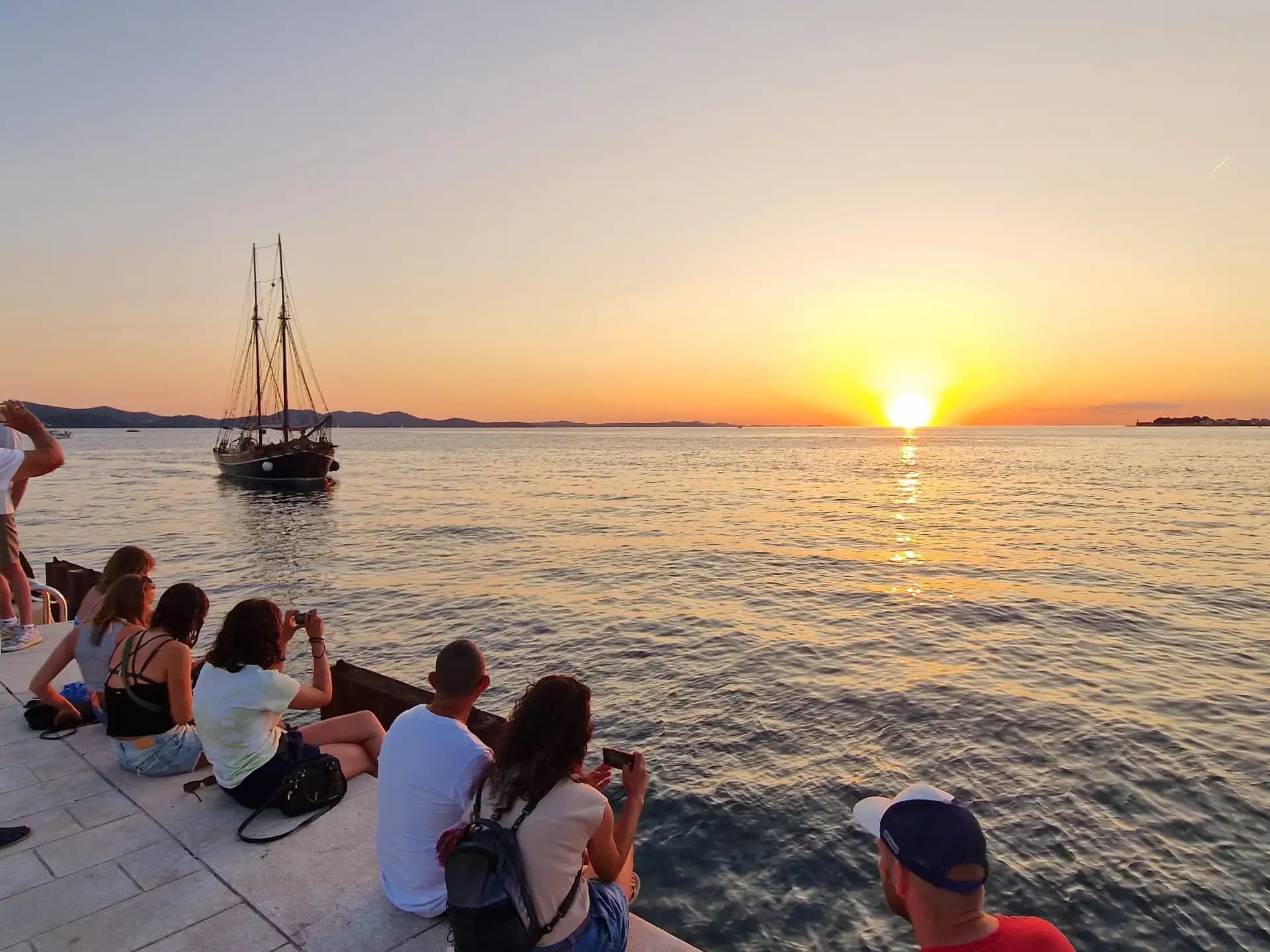 Zadar: Rejs tradycyjną łodzią o zachodzie słońca z winem i napojami - 4