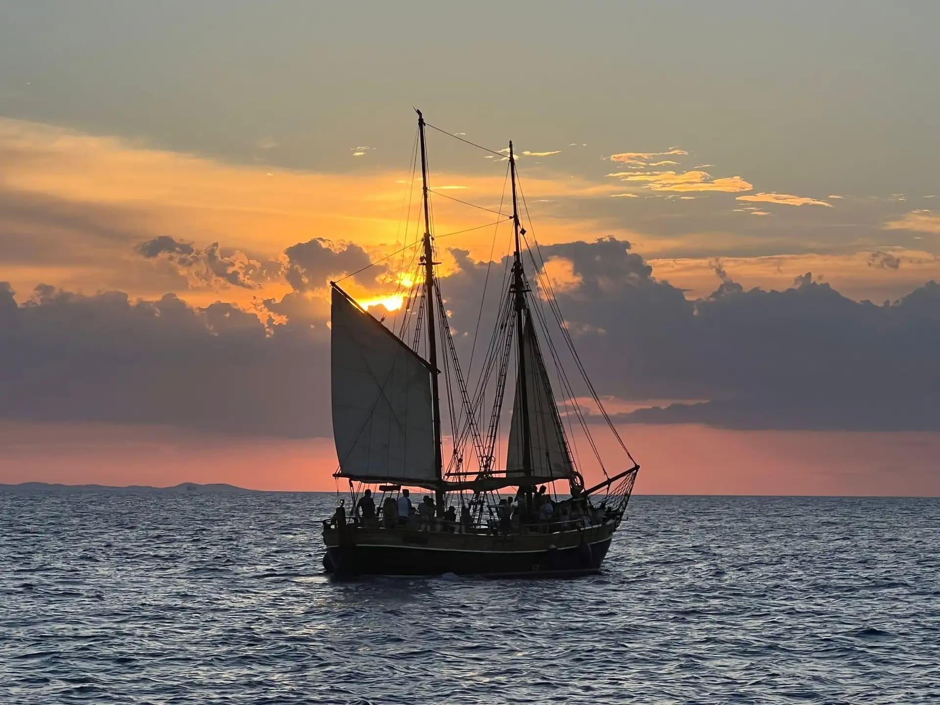 Zadar: Rejs tradycyjną łodzią o zachodzie słońca z winem i napojami - 2