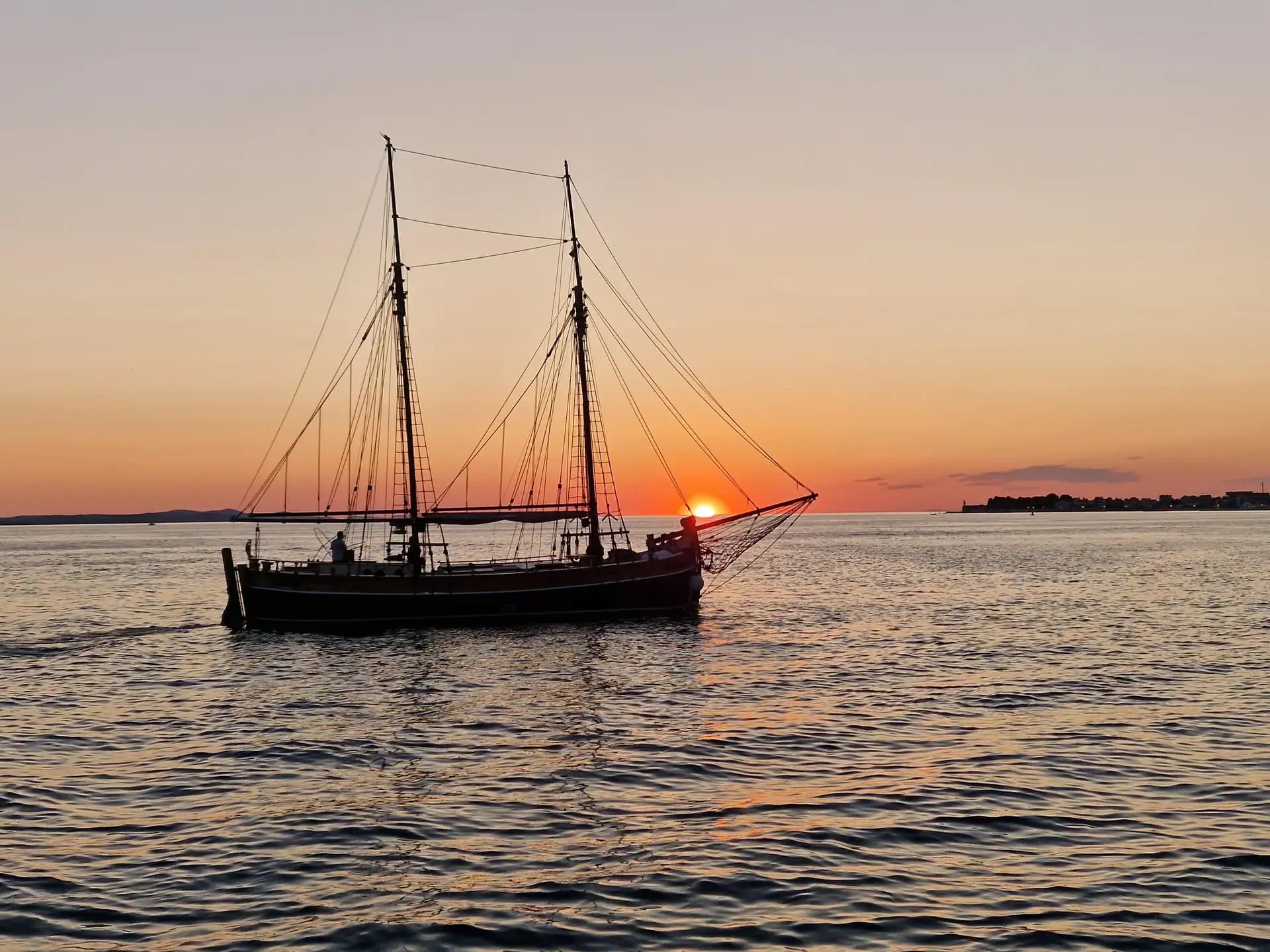 Zadar: Rejs tradycyjną łodzią o zachodzie słońca z winem i napojami - 3