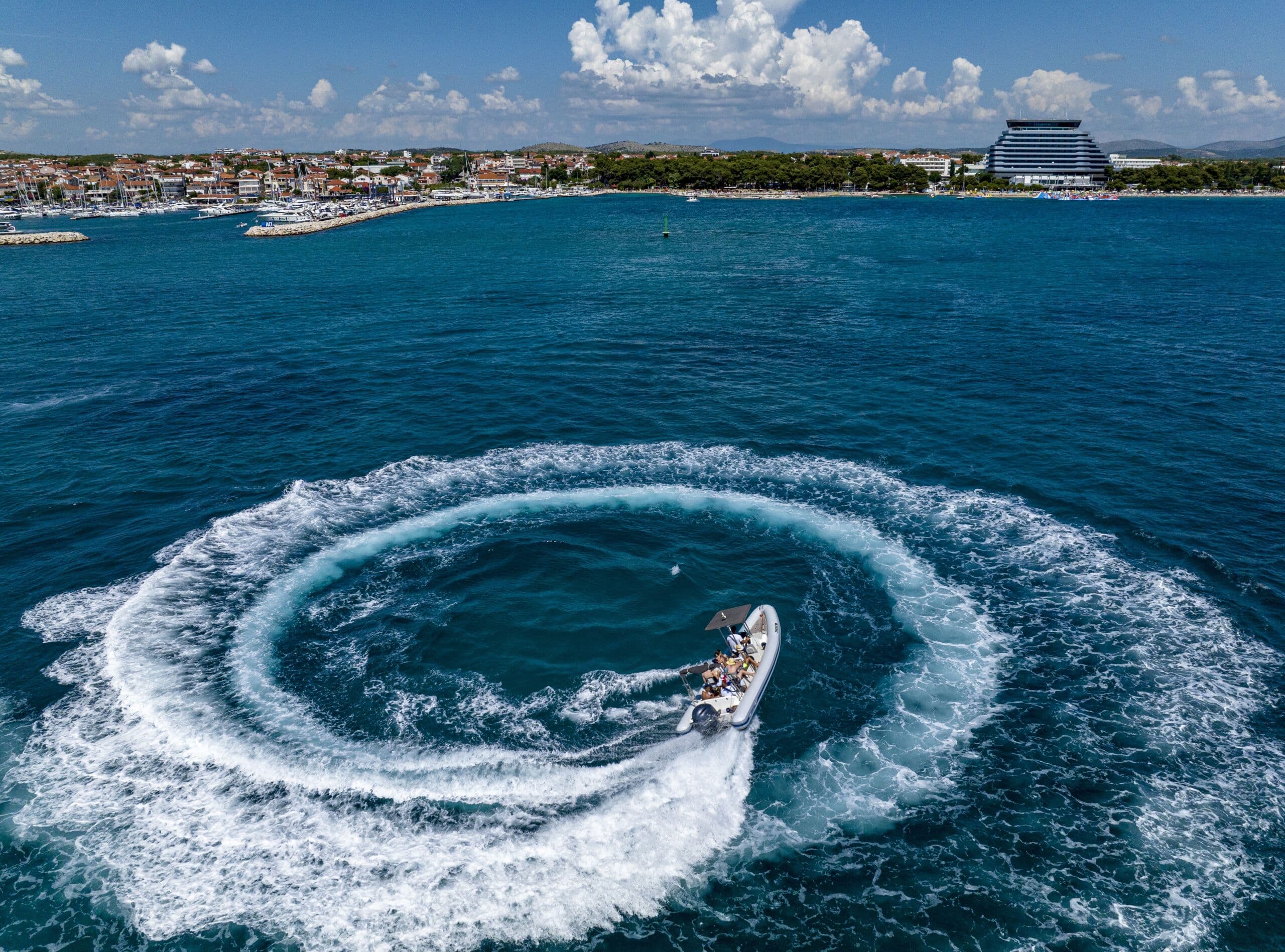 Vodice: Prywatny rejs łodzią motorową po wyspach - opcja półdniowa