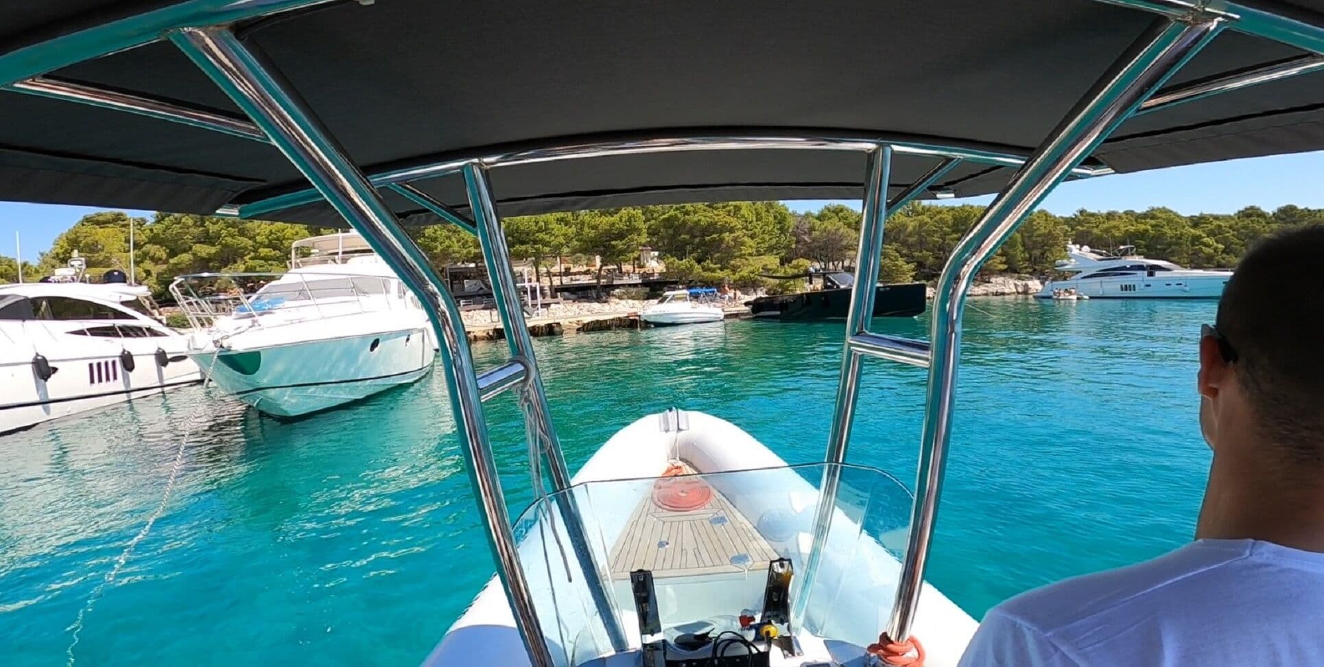 Vodice: Prywatny rejs łodzią motorową po wyspach Riwiery Szybenikiej - opcja całodniowa